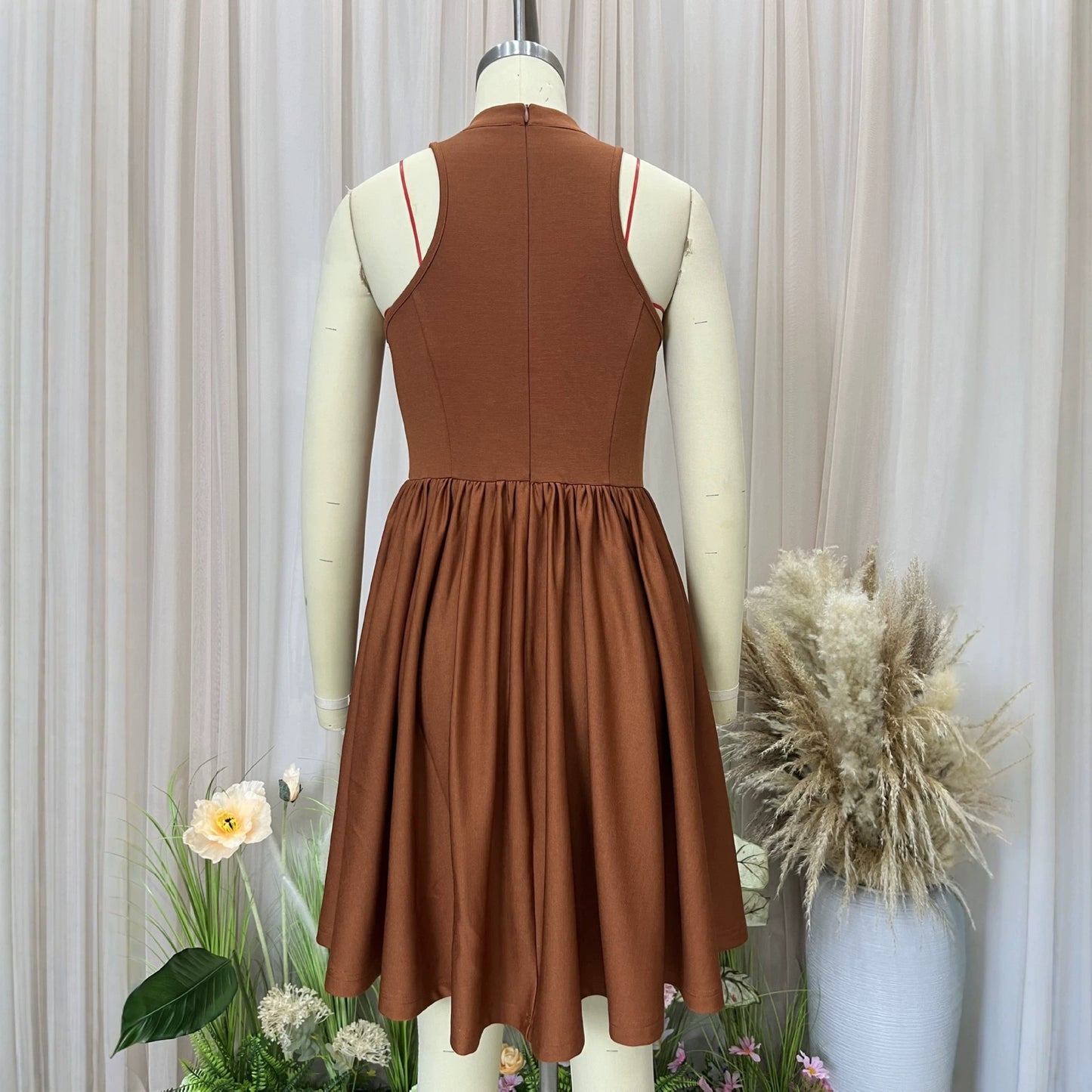 Hanging neck sleeveless dress